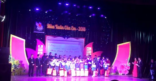 Mang Tết ấm đến với các em học sinh nạn nhân chất độc da cam, khuyết tật